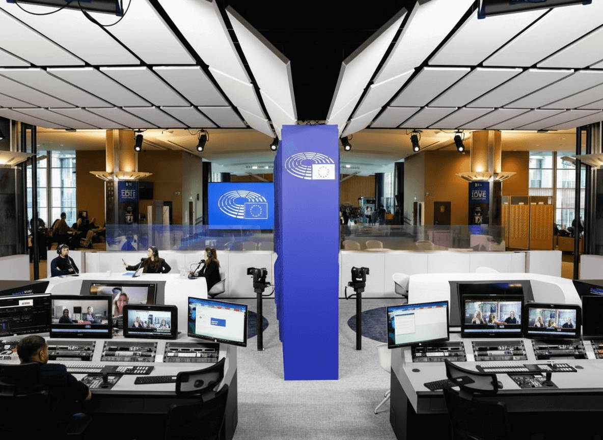 Estudio de grabación VoxBox Proasur en el Parlamento Europeo. Mobiliario e interiorismo para entrevista audiovisual con fondo azul corporativo.