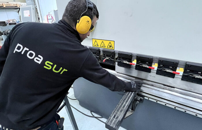 Trabajador de proasur utilizando una