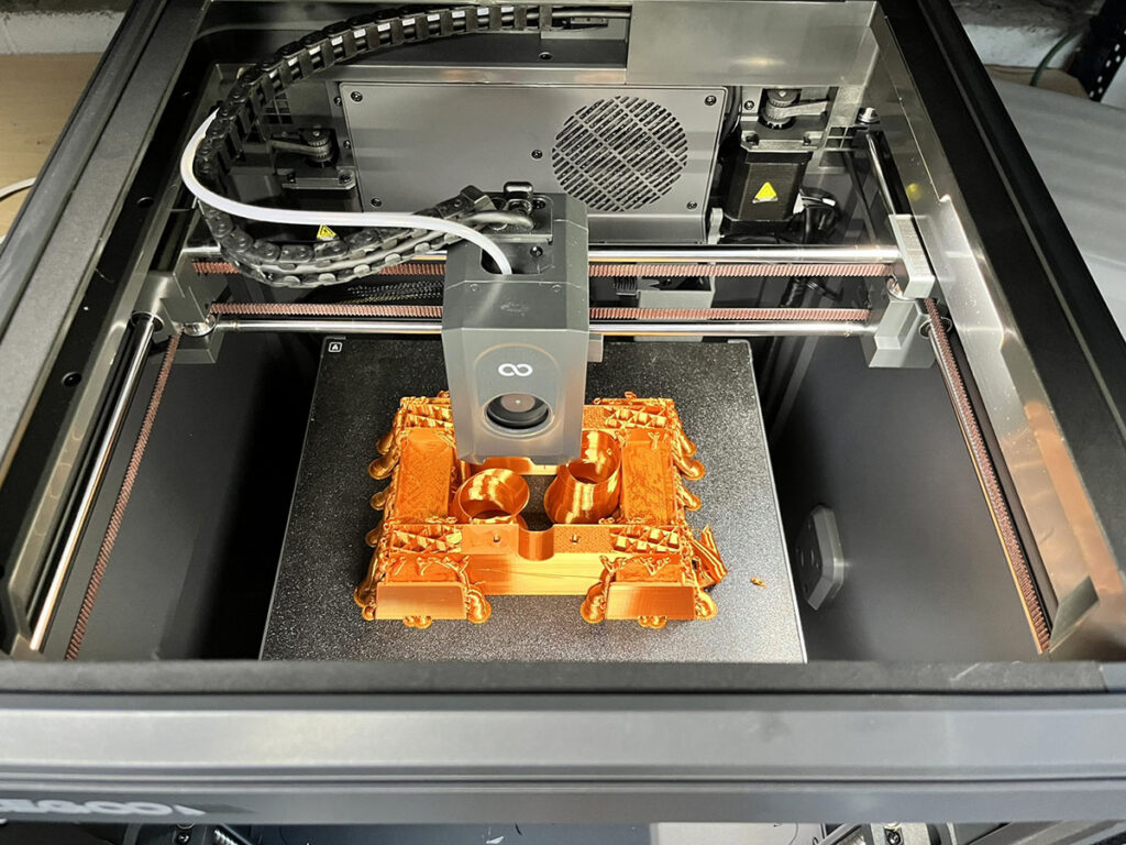 Impresora 3D de alta velocidad imprimiendo una pieza de metal