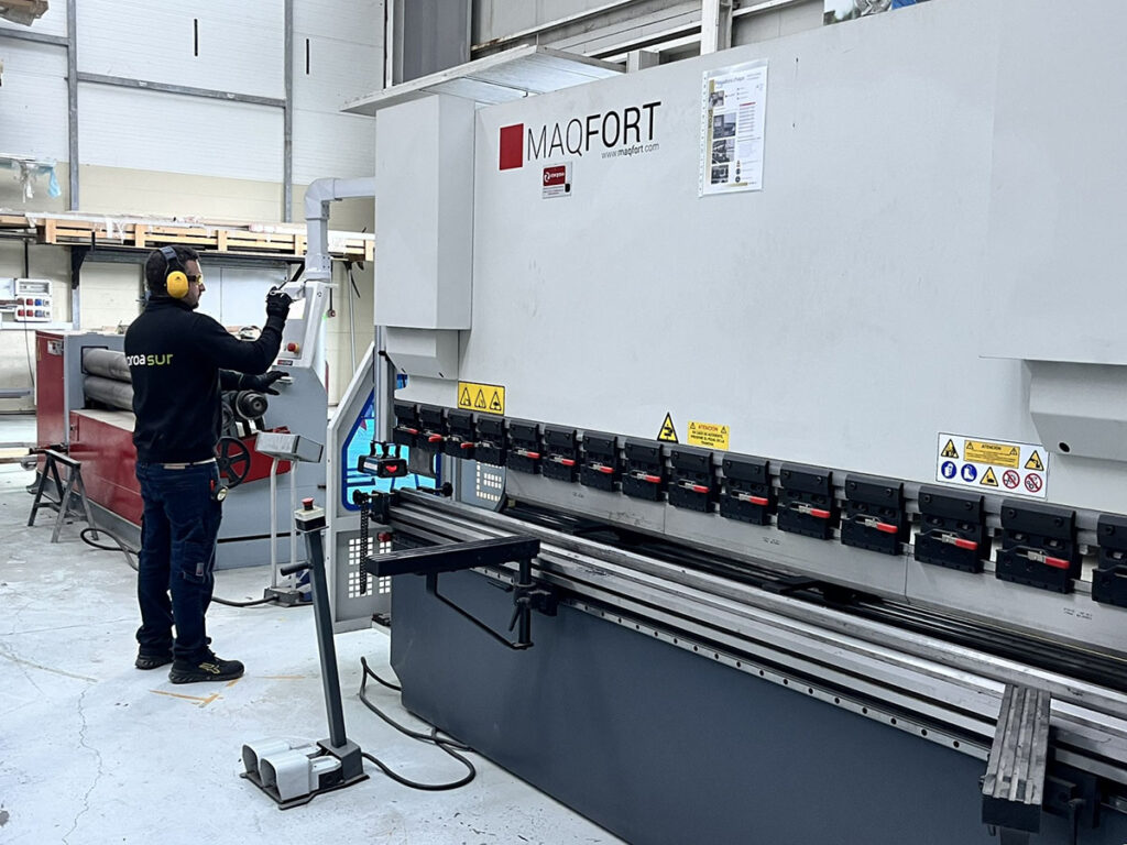 al fondo se ve una Dobladora AKYAPAK ASM-S 190-20/6.0