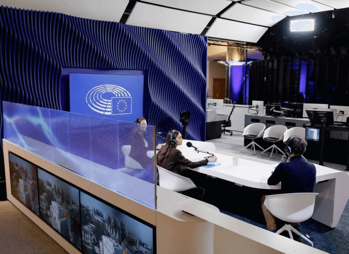 Vista general del estudio VoxBox Proasur en Parlamento Europeo. Fabricación de mobiliario de control técnico y área de entrevistas en Bruselas.