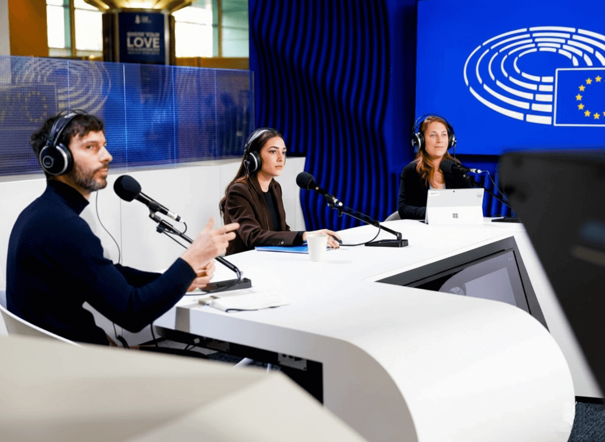 Entrevista o debate en estudio VoxBox del Parlamento Europeo. Mobiliario a medida Proasur y diseño de interiorismo tecnológico.