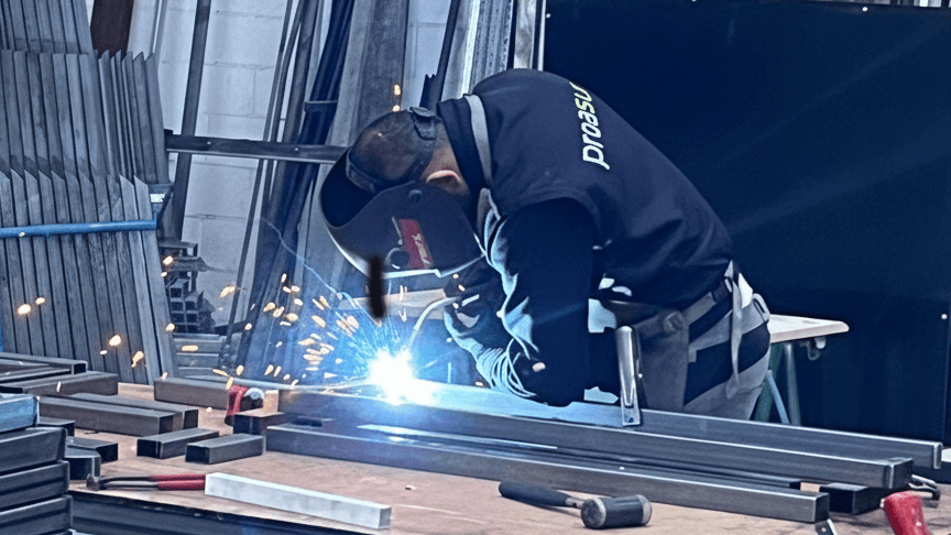 trabajador de proasur soldando en el taller de producción de elementos museográficos.
