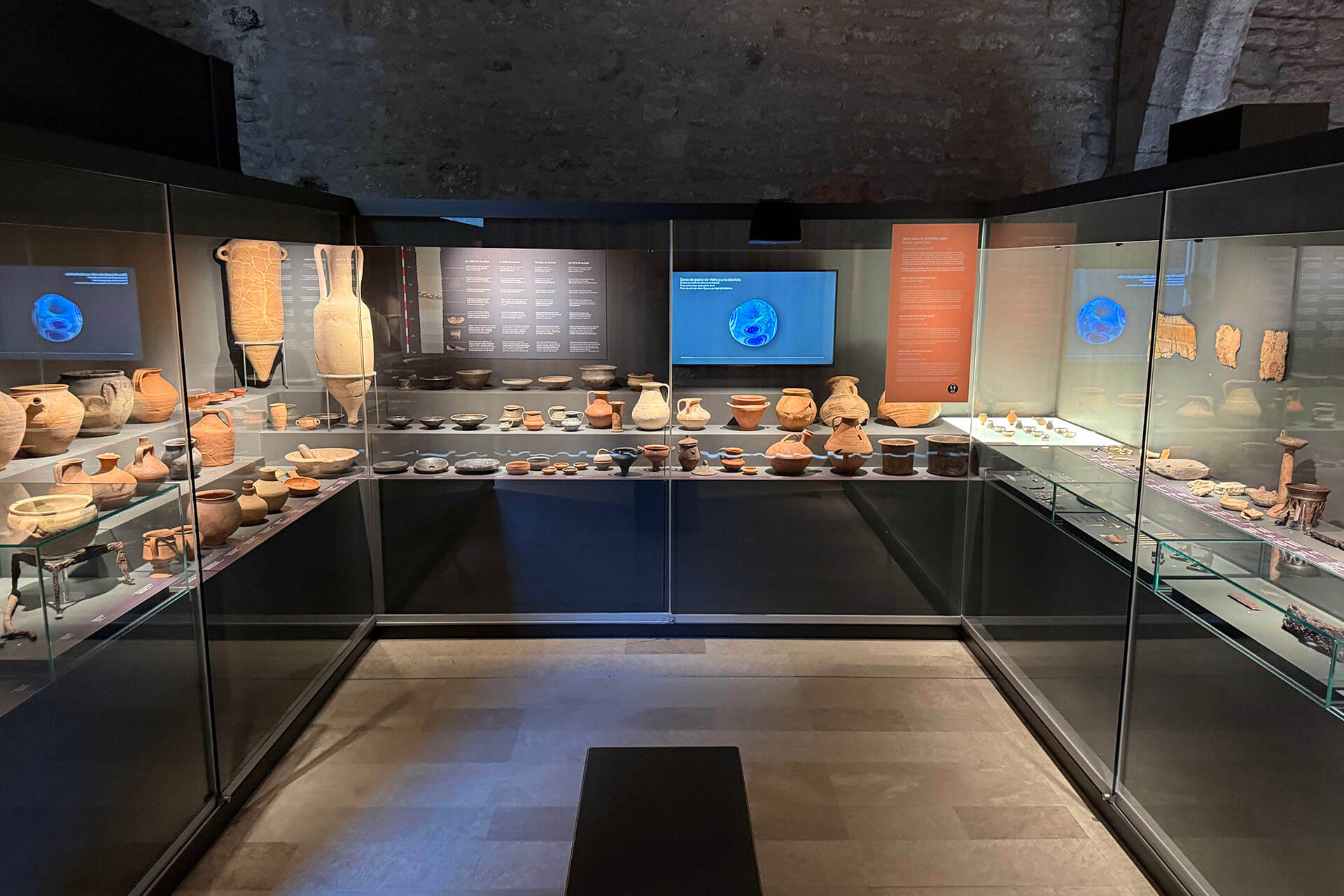 Desarrollo técnico y montaje de vitrinas de seguridad en el Museo Arqueológico de Banyoles