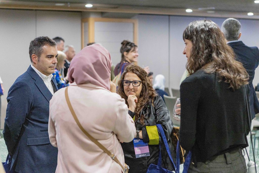 David Martínez, CEO de Proasur, conversando con profesionales del sector en el IMCC InFocus Bilbao 2026