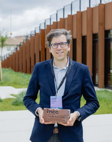 Javier Martínez, COO de Proasur, con el reconocimiento al Congress Chairperson del IMCC InFocus Bilbao 2026