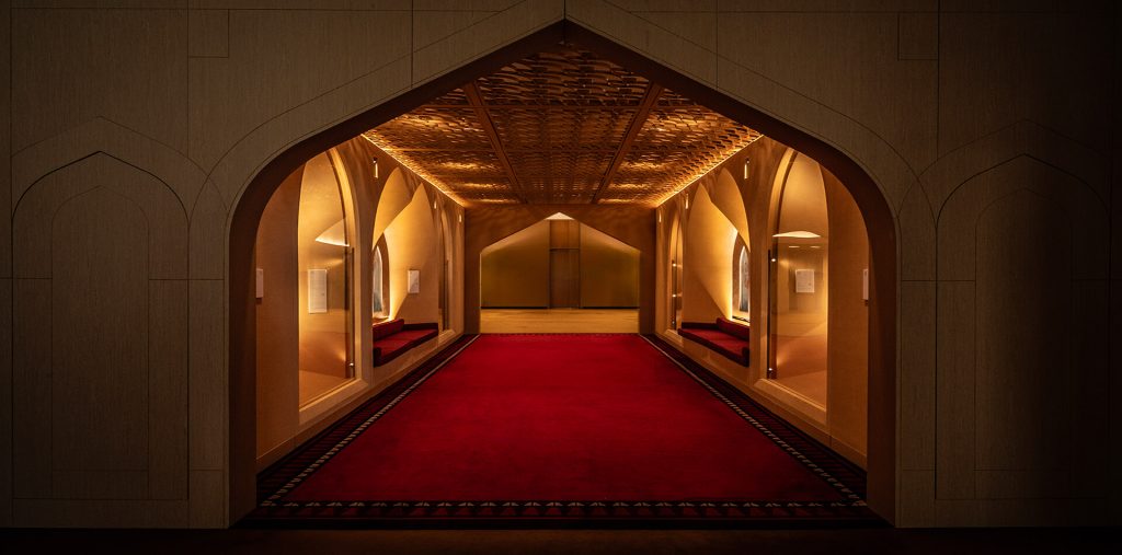 Corredor Omán ONU Nueva York — vista desde la entrada con arco principal y alfombra roja. Producción museográfica de Proasu