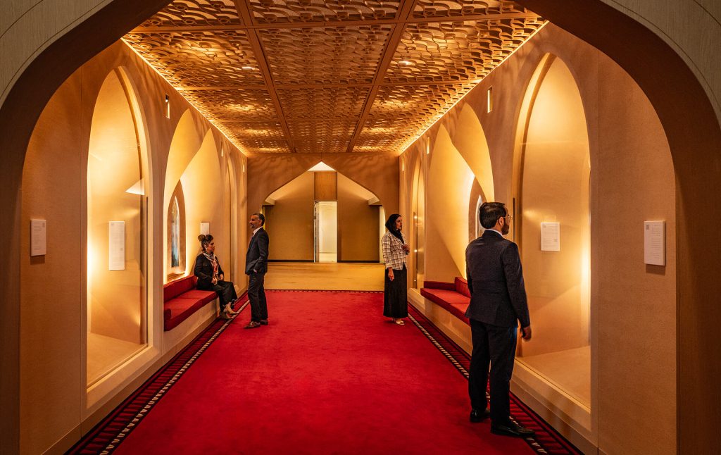 Corredor Omán ONU Nueva York — vista general del espacio con visitantes y arcos iluminados. Producción museográfica de Proasur