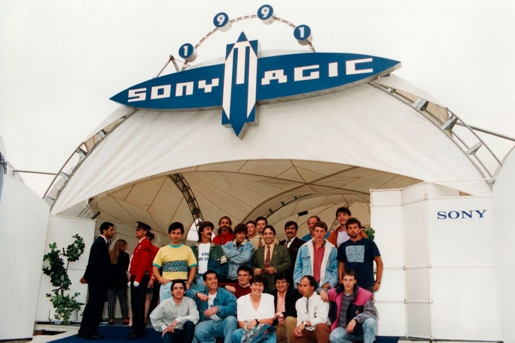 Equipo de Proasur posando bajo el cartel de Sonymagic 1991