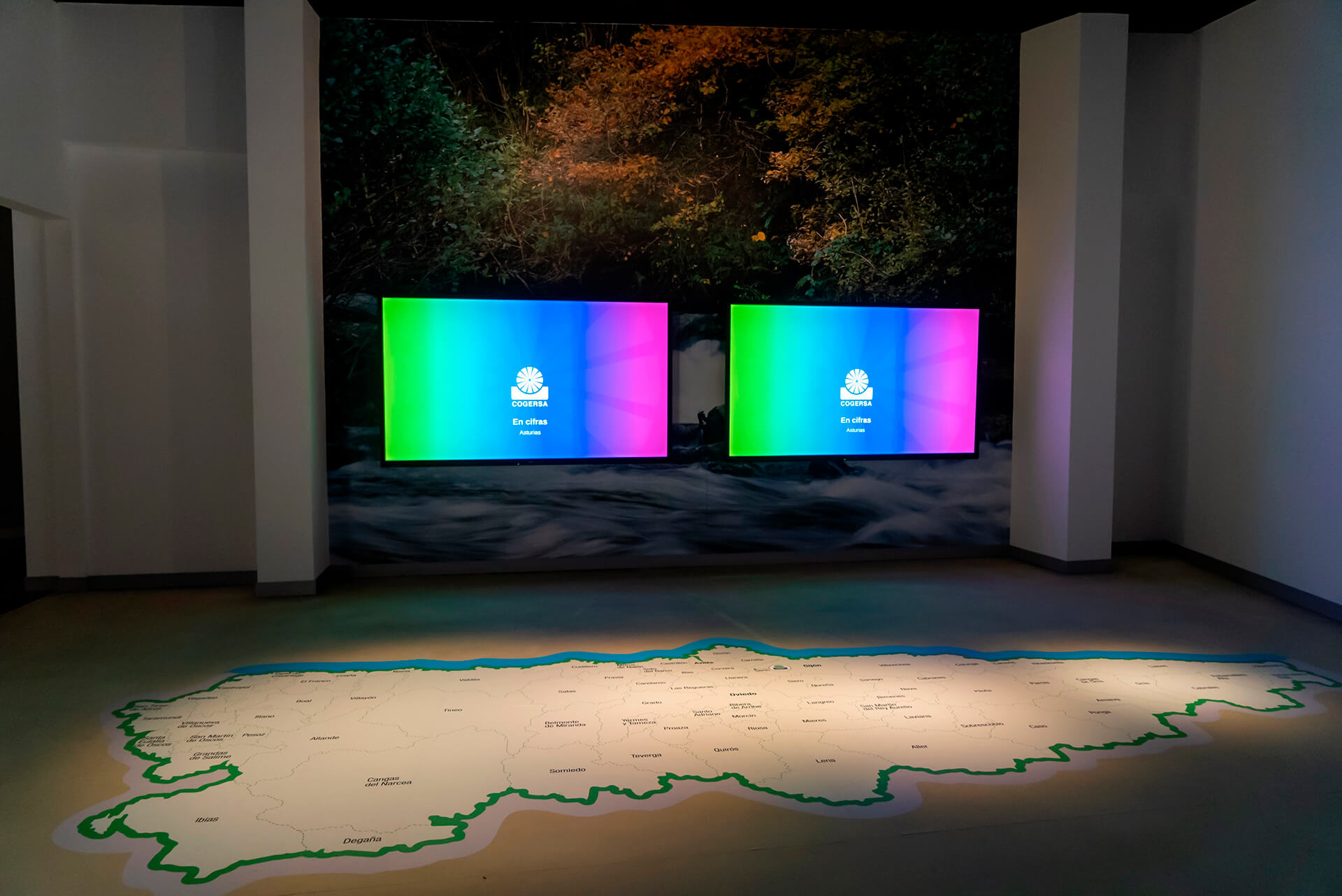 Sala con mapa en relieve de Asturias y pantallas audiovisuales en el Centro de Interpretación de Residuos COGERSA