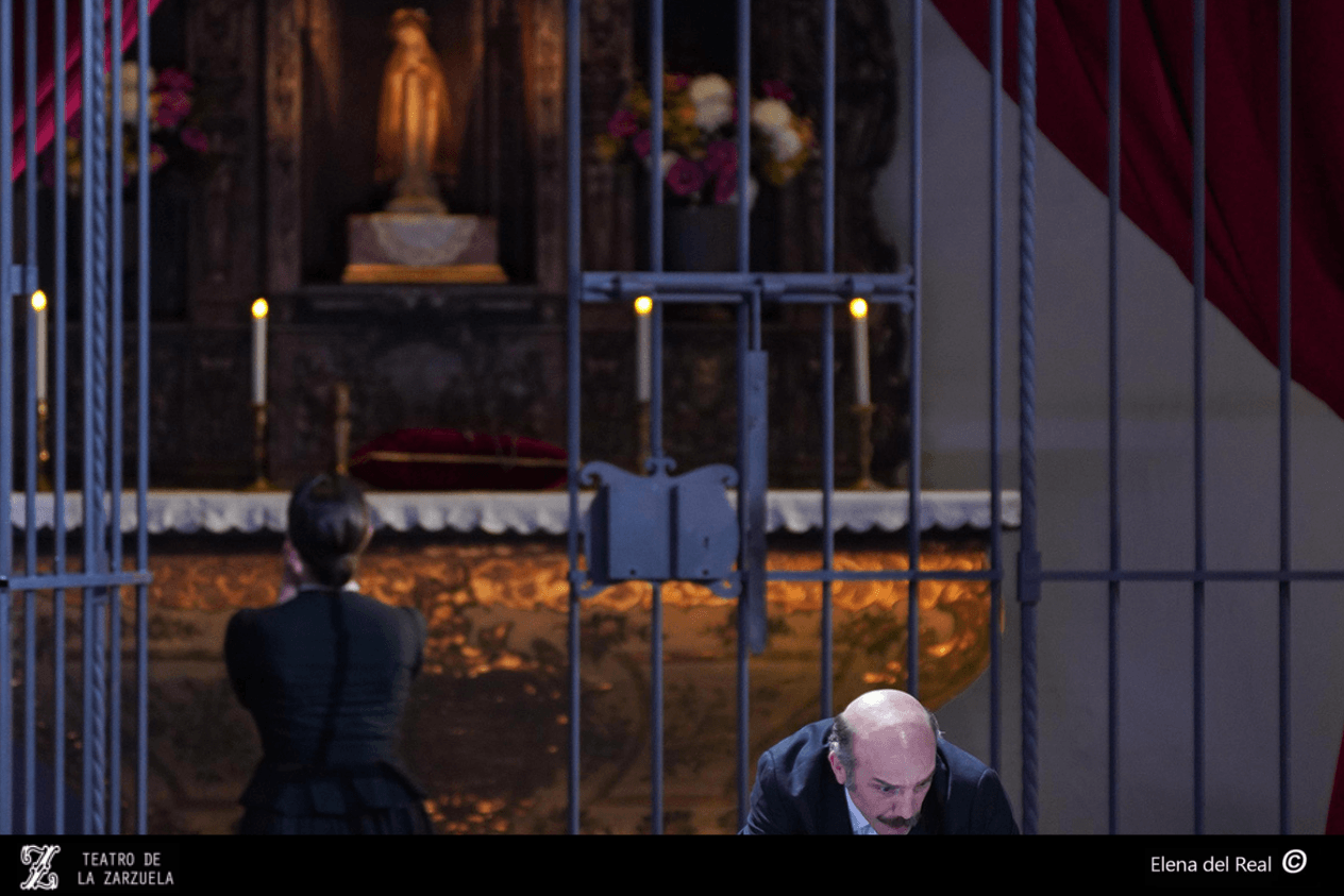 Escenografía de El Gato Montés en el Teatro de la Zarzuela, con la reja de la capilla de La Maestranza de Sevilla a tamaño real