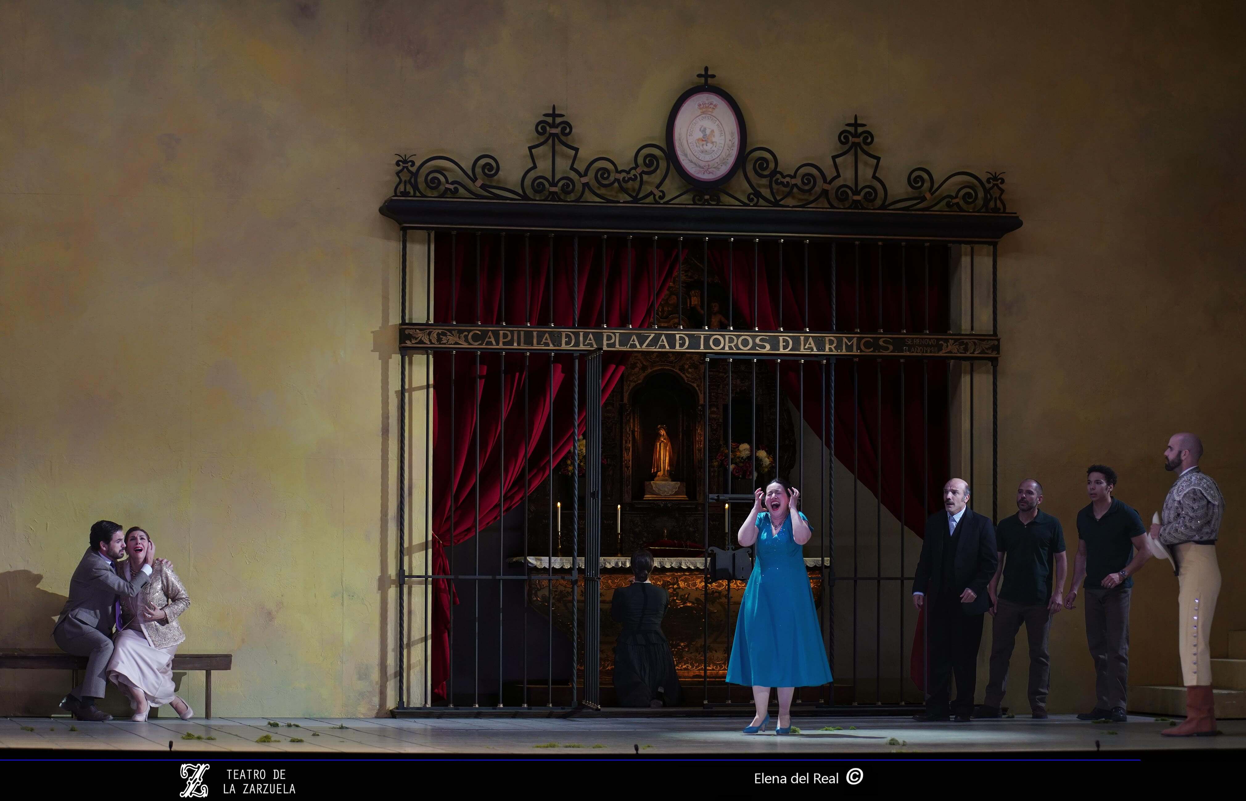 Escenografía de El Gato Montés en el Teatro de la Zarzuela, con la reja de la capilla de la plaza de toros