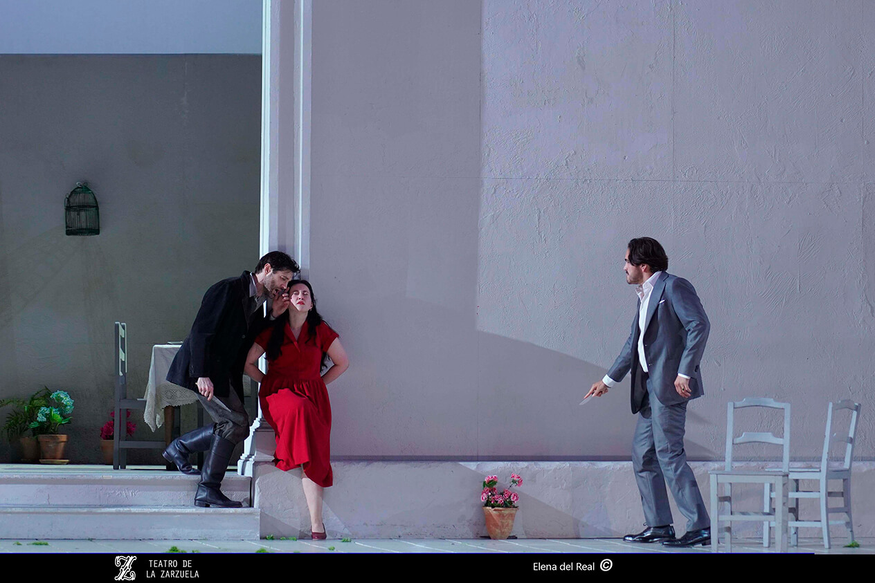 Escenografía de El Gato Montés, espacio exterior con tres personajes en tensión dramática