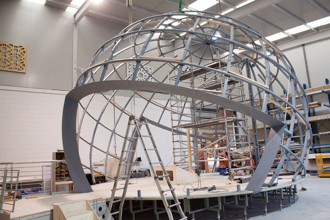 Estructura metálica esférica de instalación museográfica en proceso de fabricación