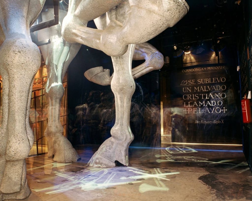 Esculturas e instalación con referencias históricas asturianas en el Pabellón de Asturias Expo 92