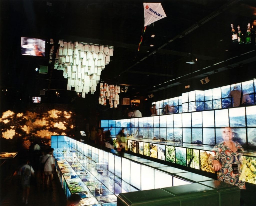 Sala expositiva interior Pabellón de Asturias Expo 92 Sevilla con visitantes