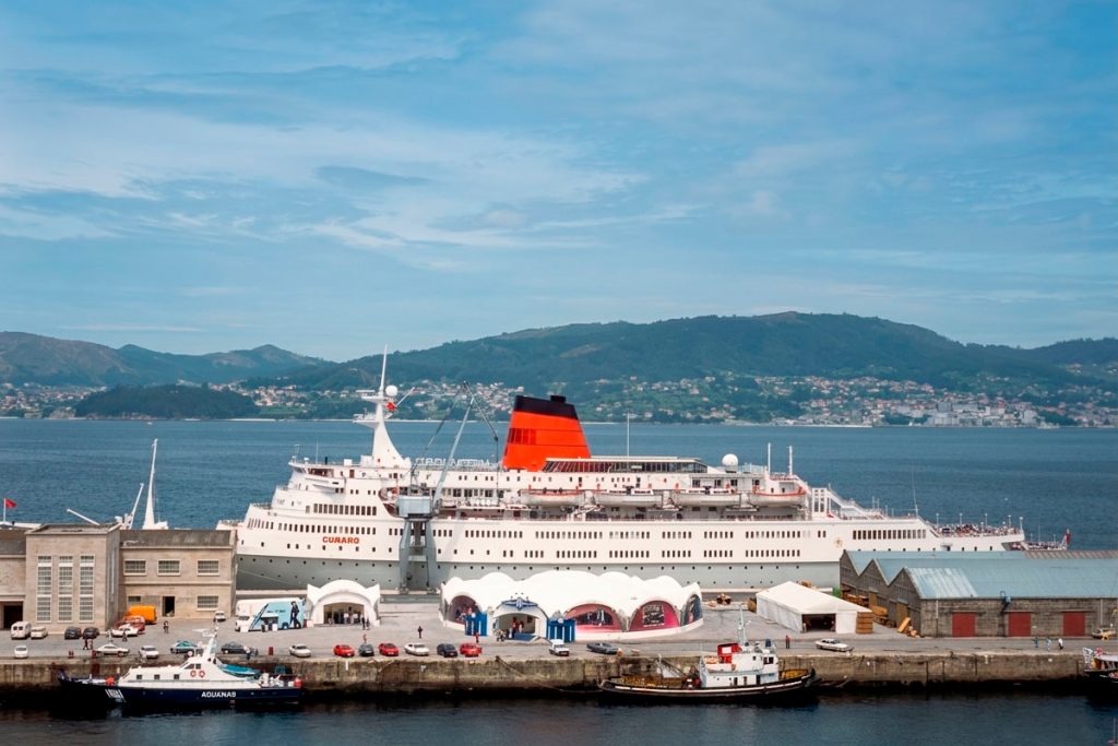 Exposición itinerante Sonymagic junto al barco Cunard en el puerto