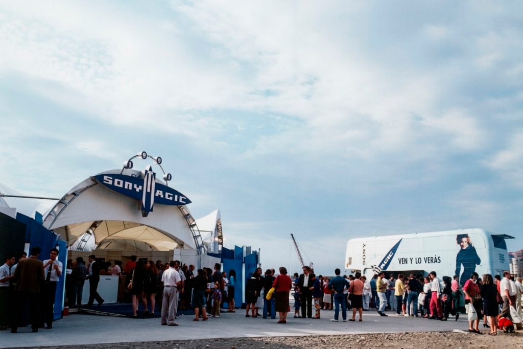 Público accediendo a la exposición itinerante Sonymagic producida por Proasur