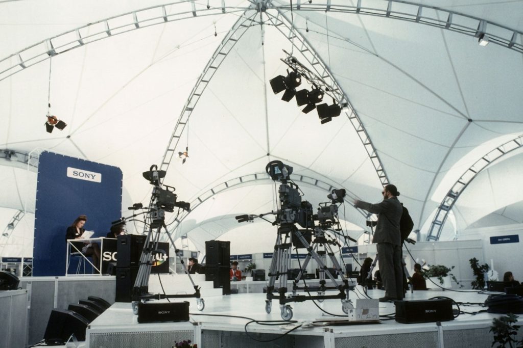 Interior de la carpa Sonymagic con escenario y cámaras de Canal Plus