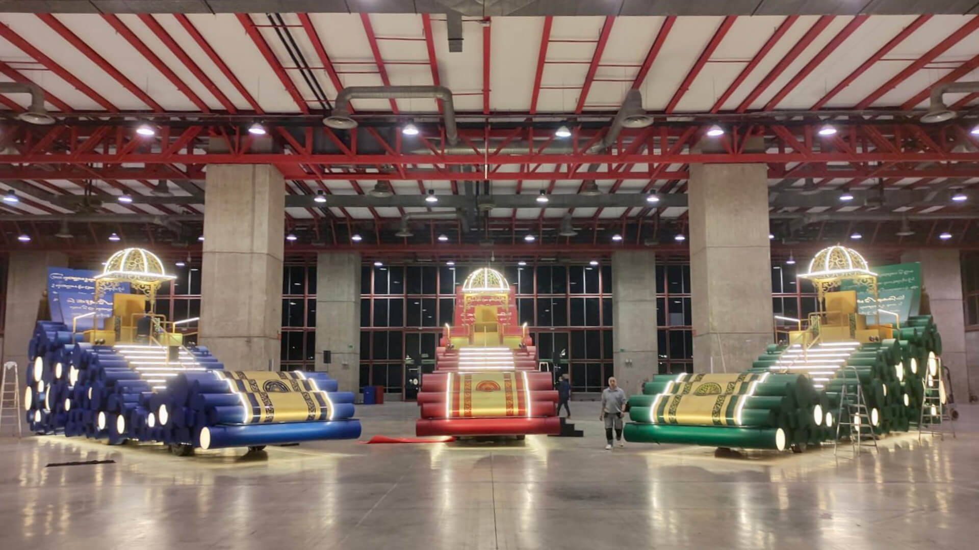 Escenografía Cabalgata de Reyes con las tres carrozas iluminadas en el Pabellón de Cristal