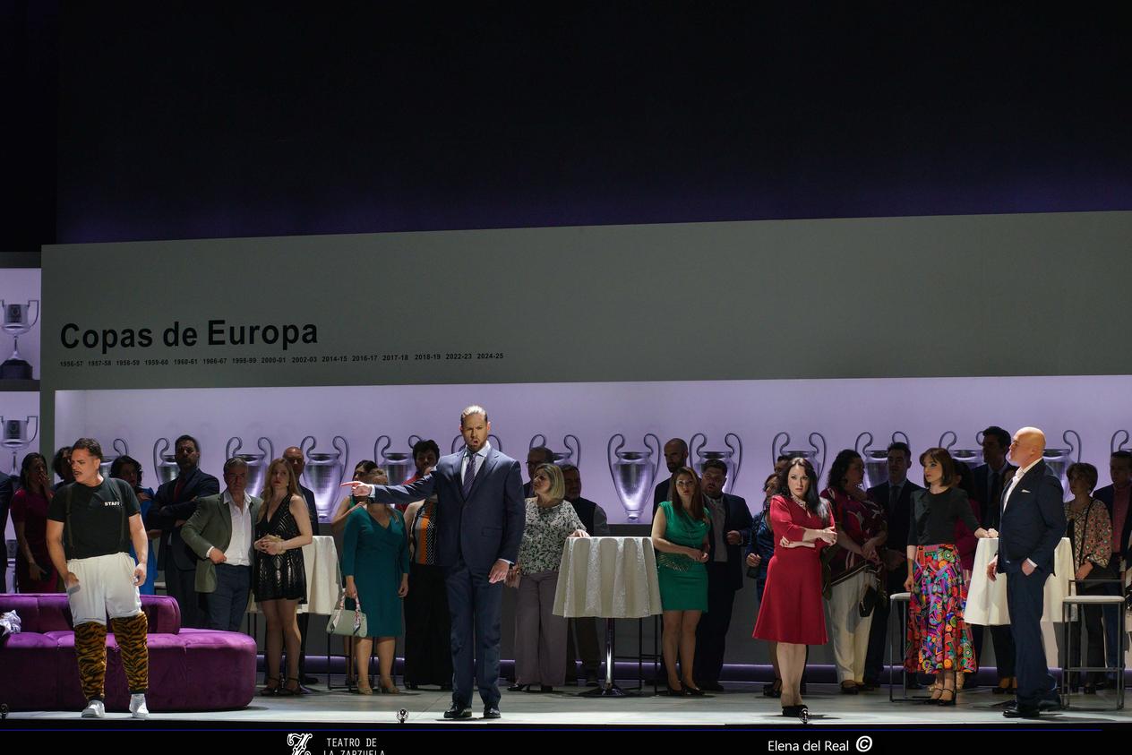 Elenco completo sobre el decorado de Jugar con Fuego en el Teatro de la Zarzuela