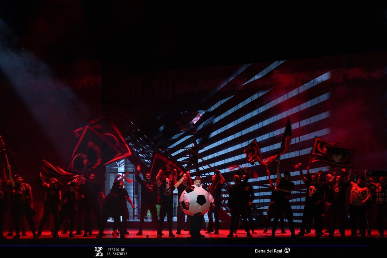 Decorado de Jugar con Fuego iluminado en rojo durante una escena de conjunto