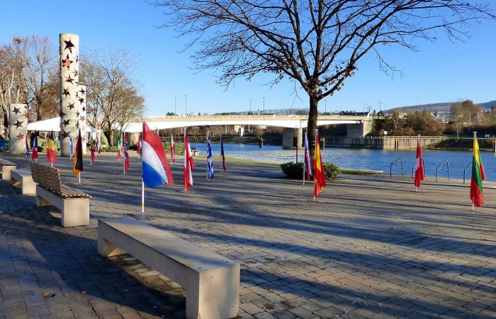 Banderas de países Schengen frente al Museo Europeo de Schenge
