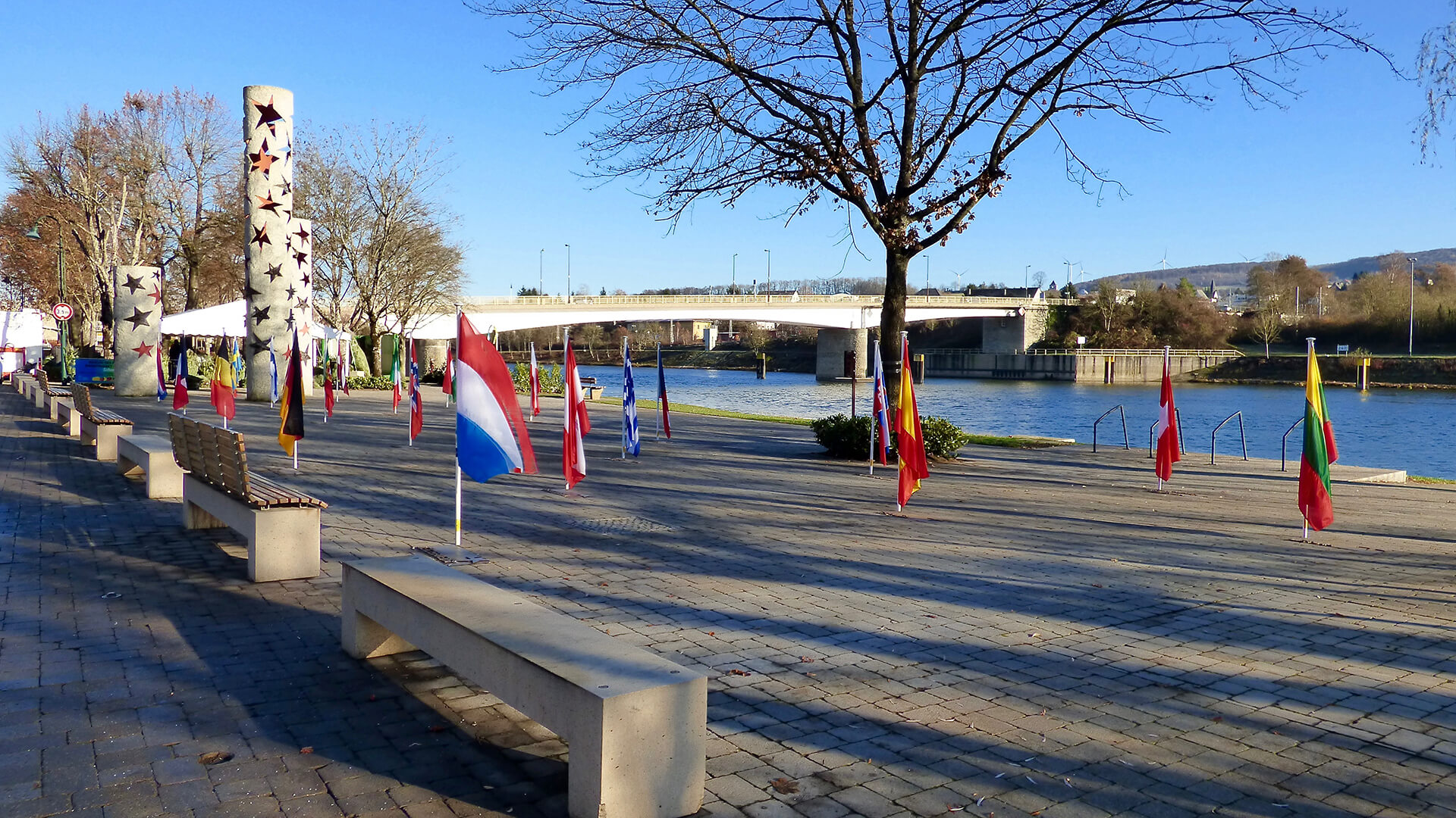 Banderas de países Schengen frente al Museo Europeo de Schenge
