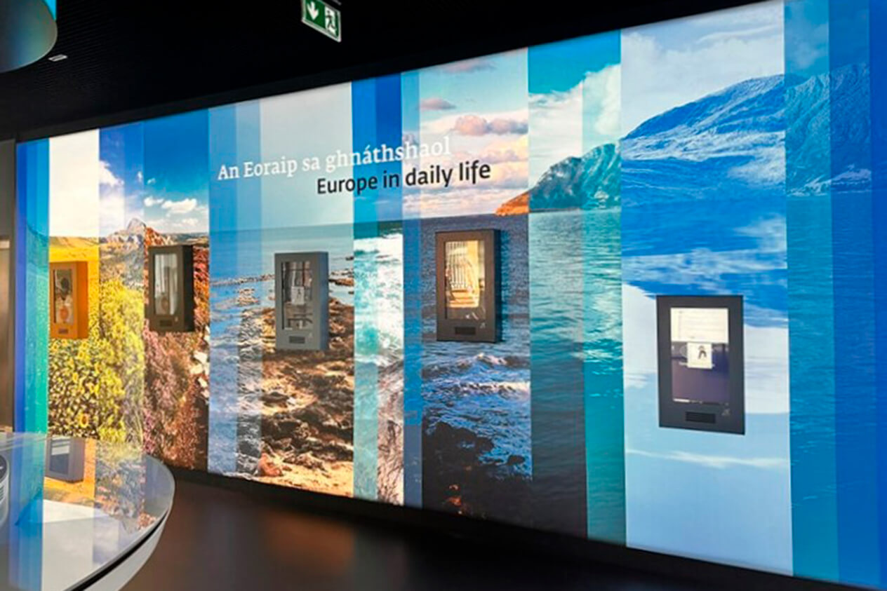 Pared audiovisual y quioscos interactivos en el centro de Dublín