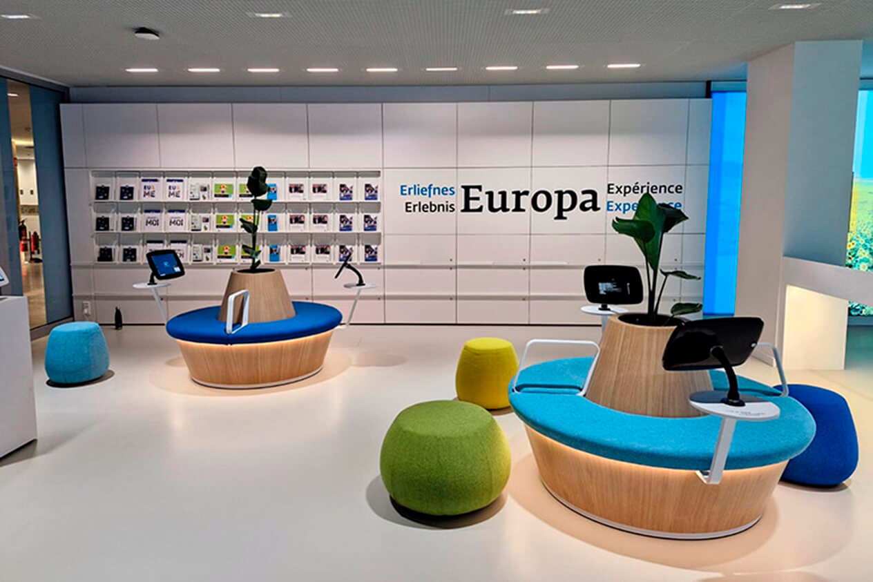 Recepción con mobiliario de madera en la sede de Luxemburgo
