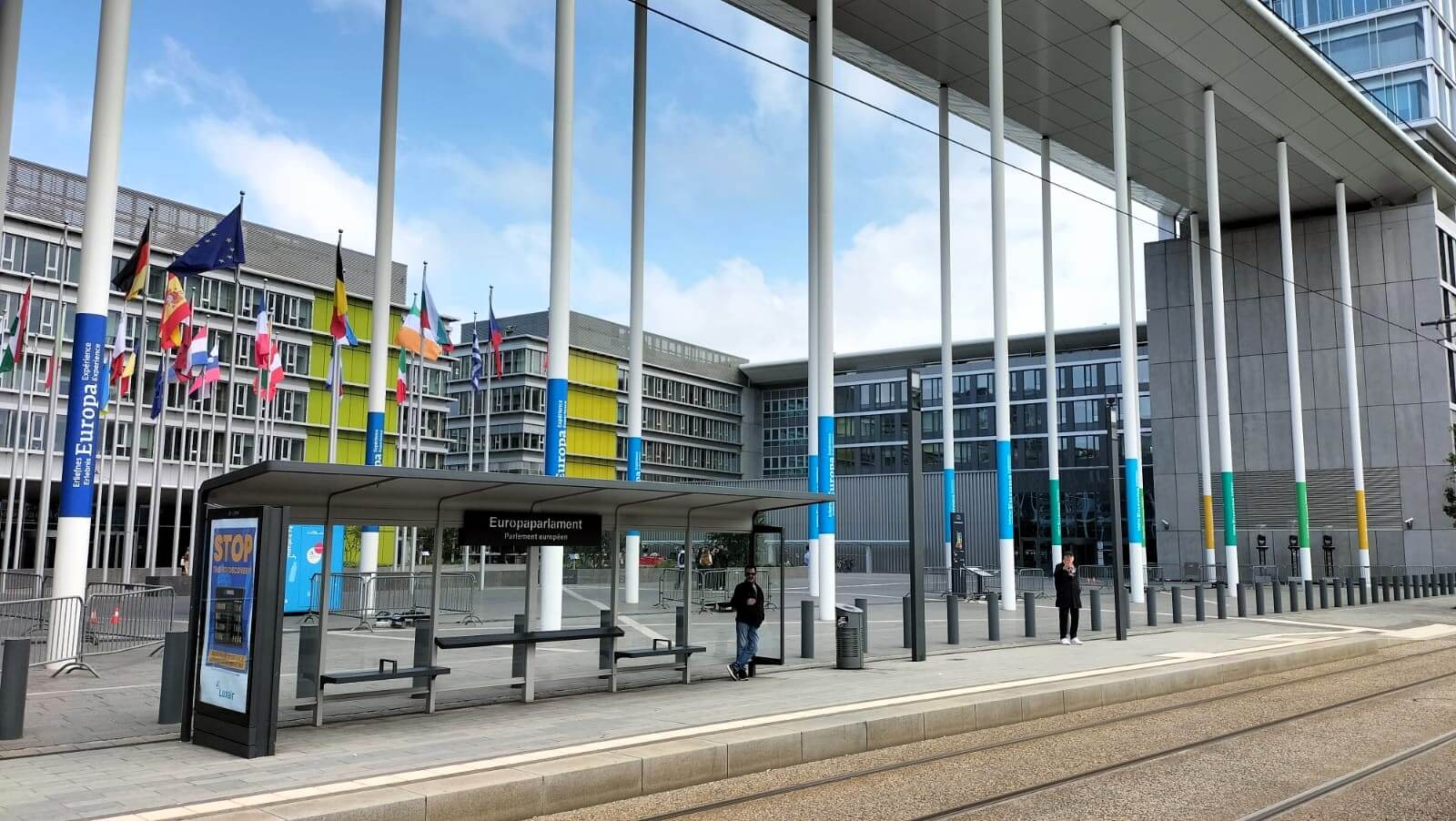 Parada de tranvía y fachada del edificio en la sede de Luxemburgo