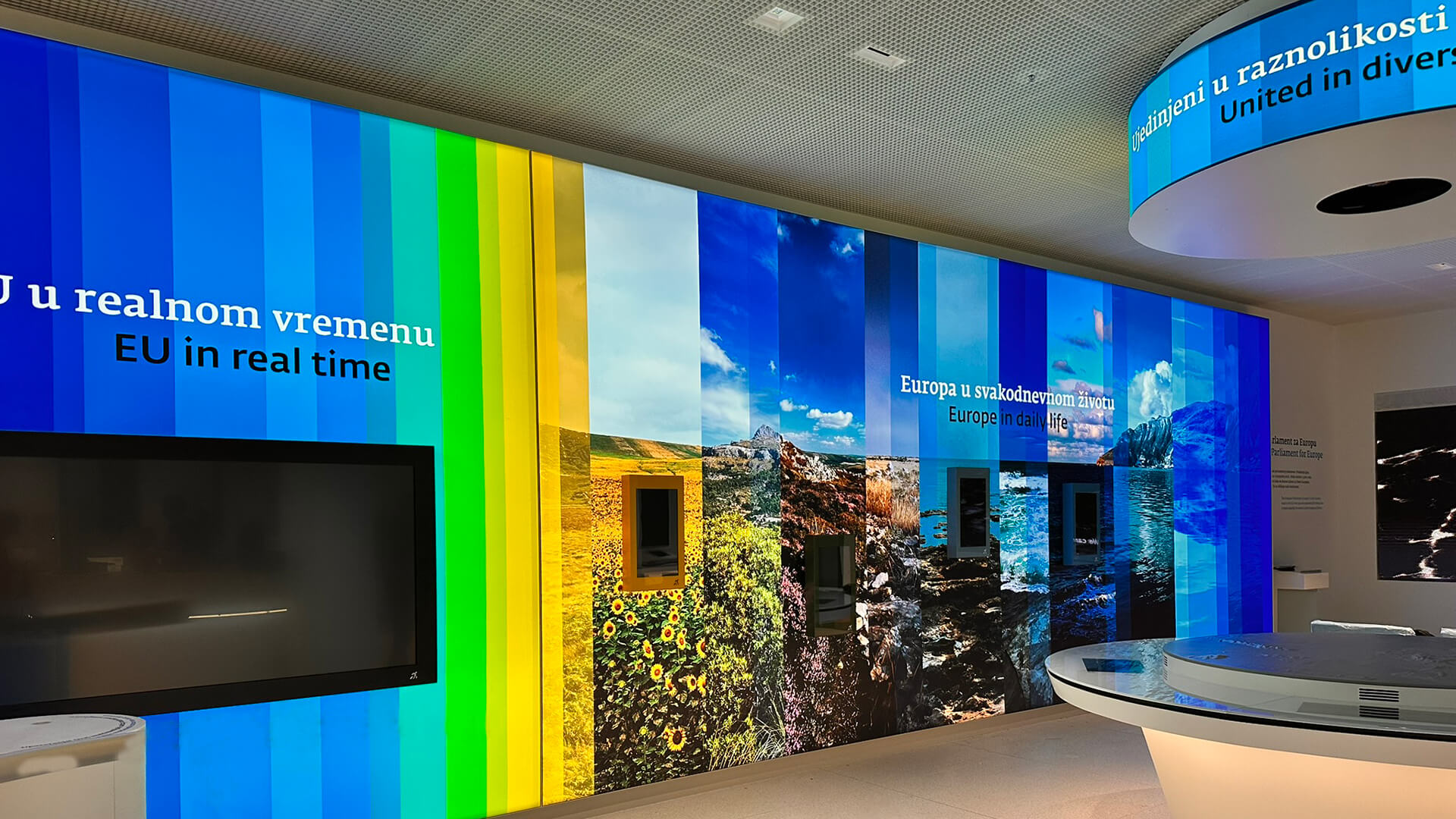 Sala interactiva Europa Experience del Parlamento Europeo con pared audiovisual de colores