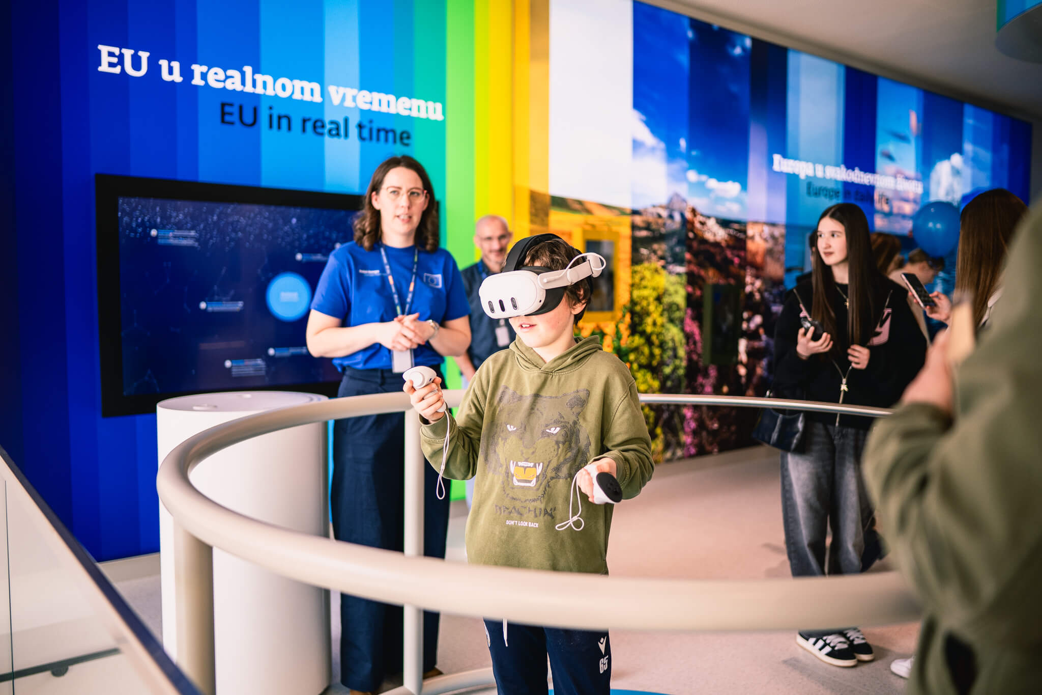 Visitante con gafas de realidad virtual en la sede de Zagreb. © Marko Lopac