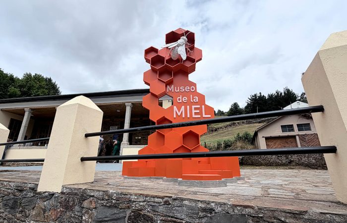 Museo de la Miel de Boal, escultura exterior con forma de panal
