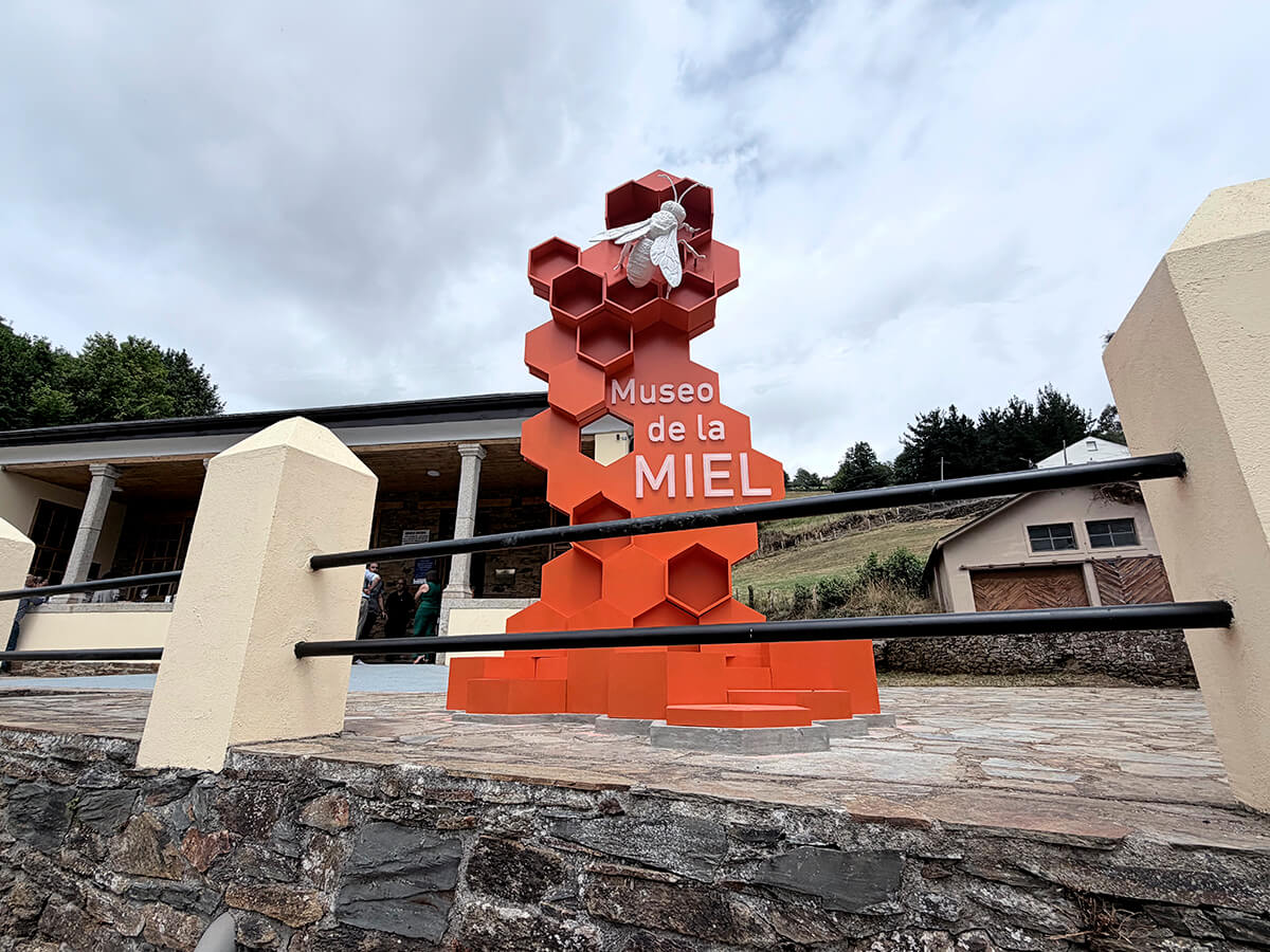 Museo de la Miel de Boal, escultura exterior con forma de panal