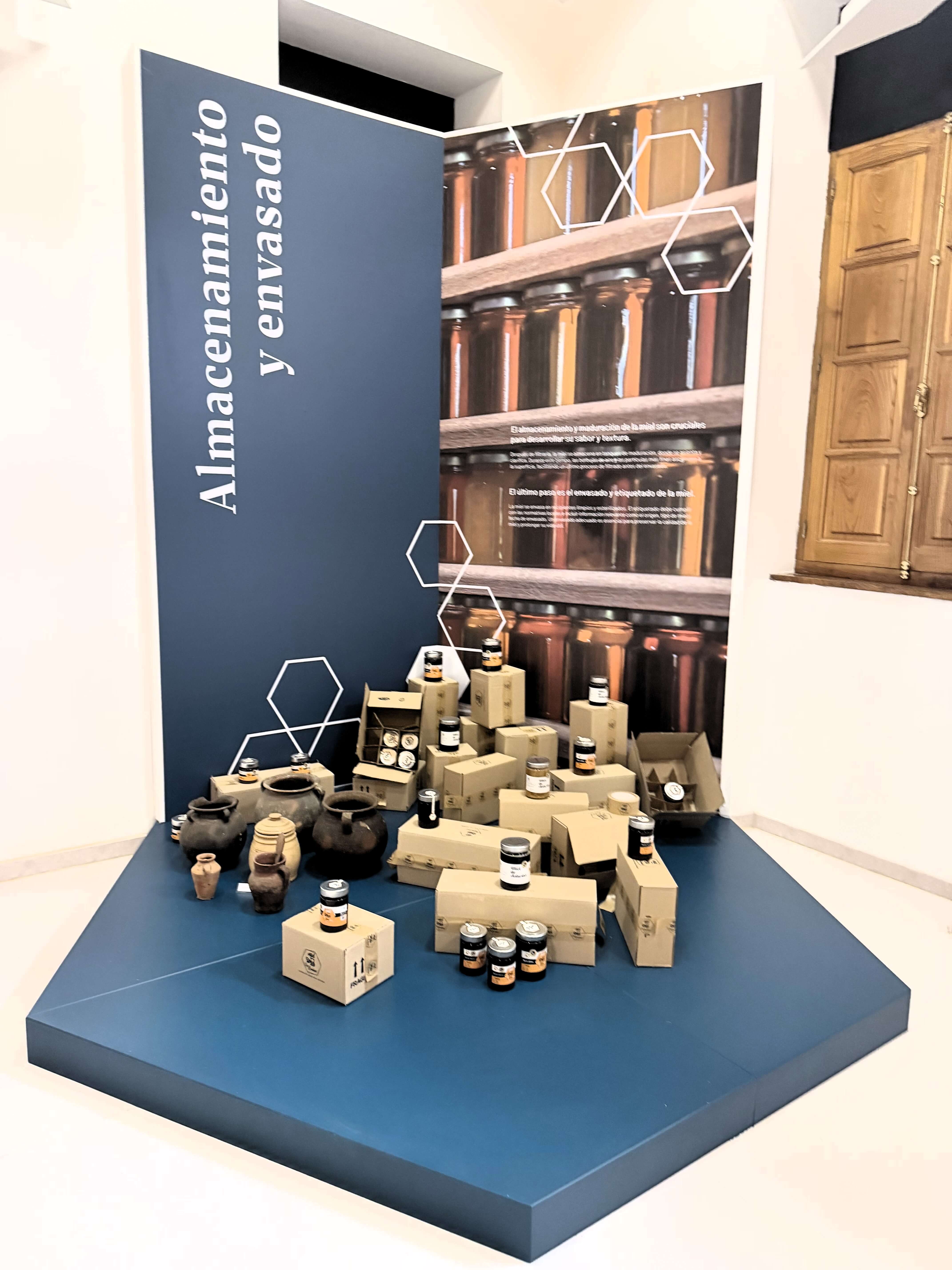 Módulo de almacenamiento y envasado tradicional de miel en el Museo de la Miel de Boa