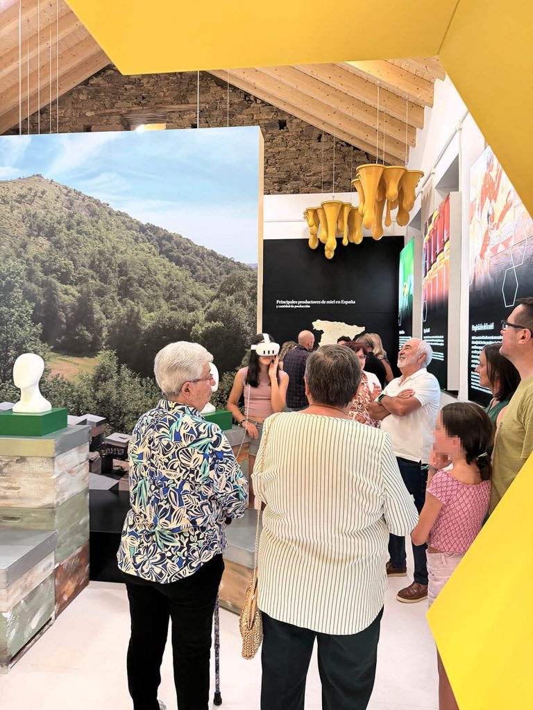 Vecinos y vecinas de Boal visitando el Museo de la Miel durante su inauguración