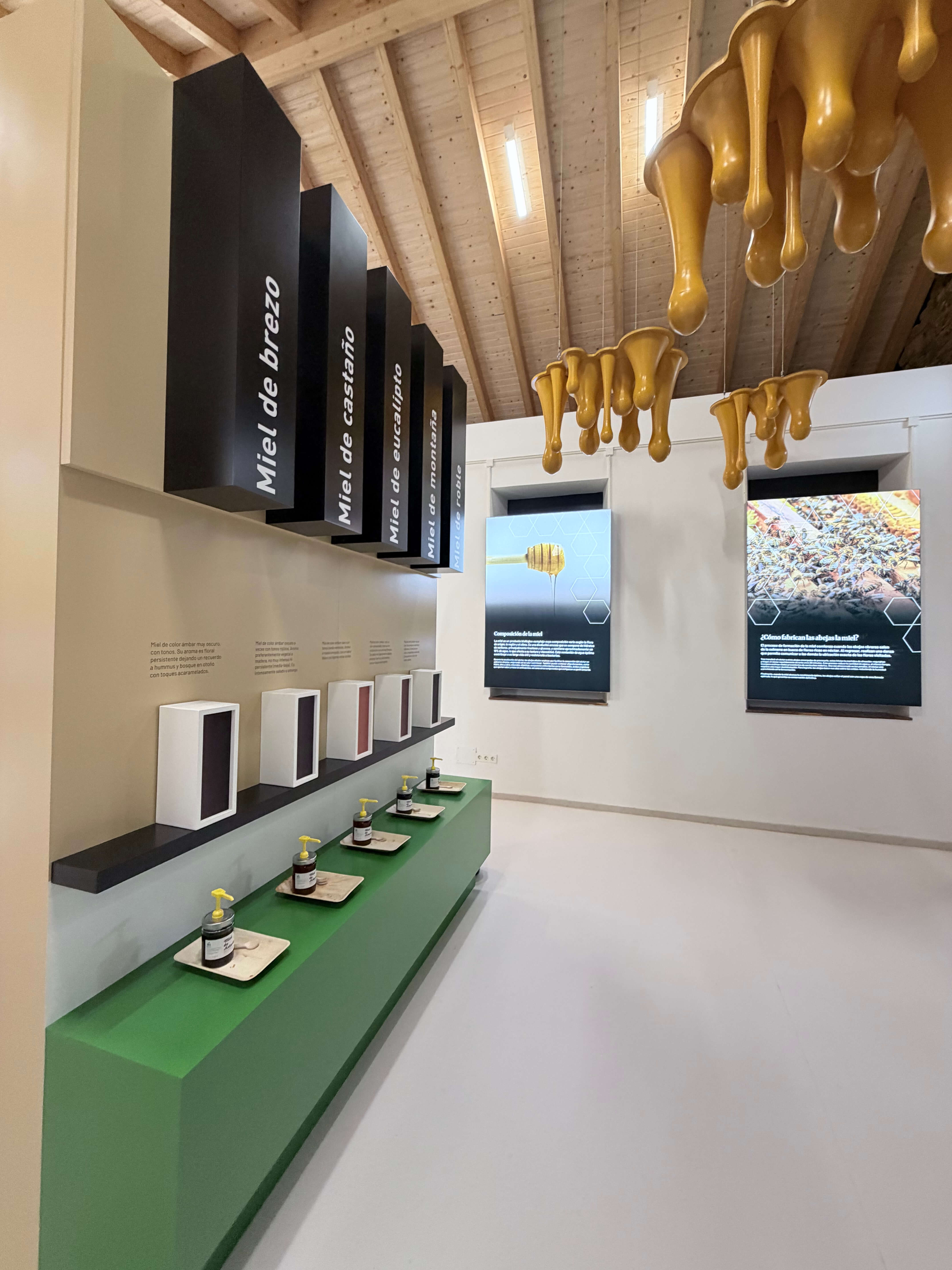 Variedades de miel monofloral expuestas en el Museo de la Miel de Boal