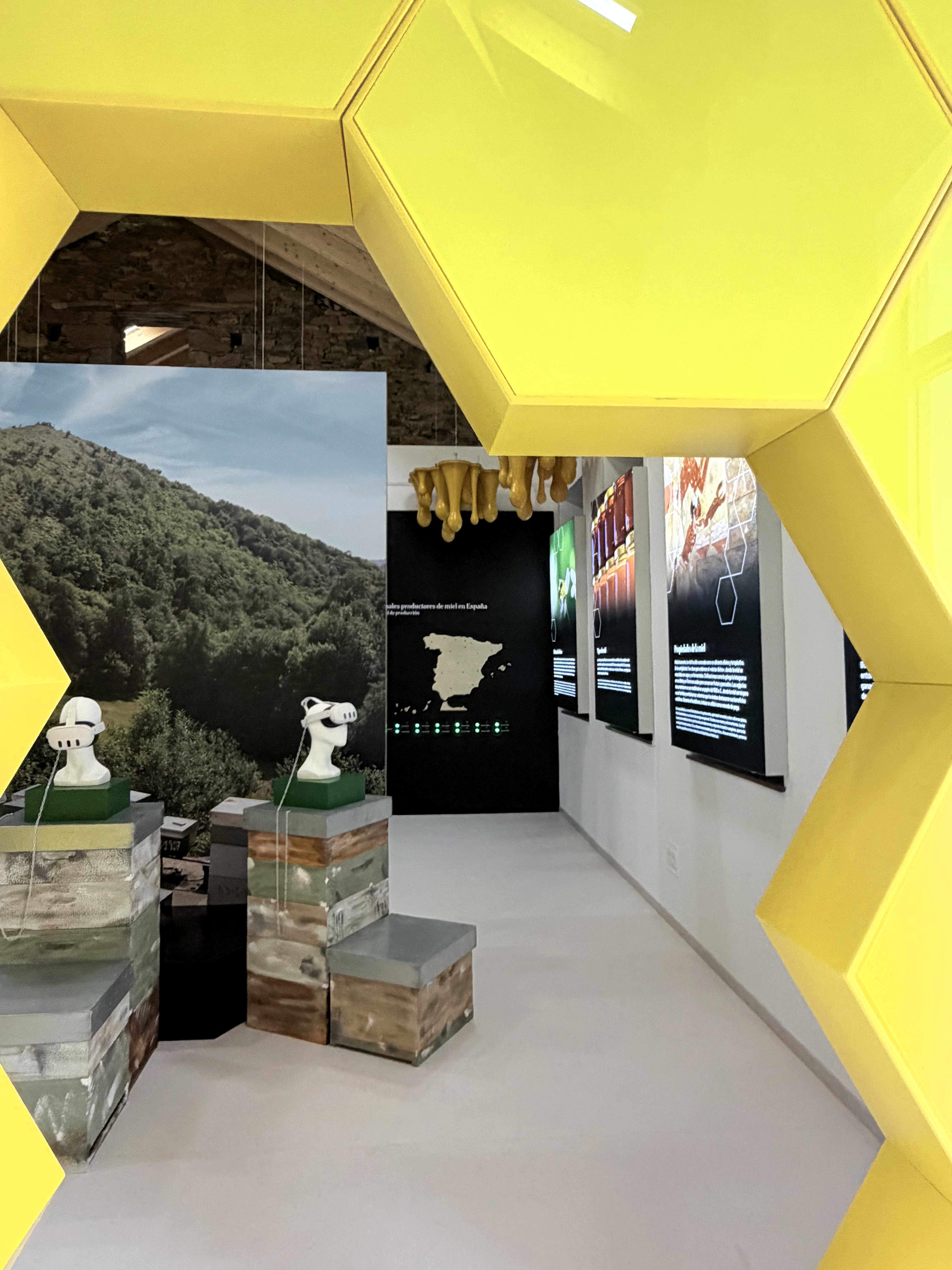 Pabellón hexagonal amarillo del Museo de la Miel de Boal, con zona de experiencia inmersiva