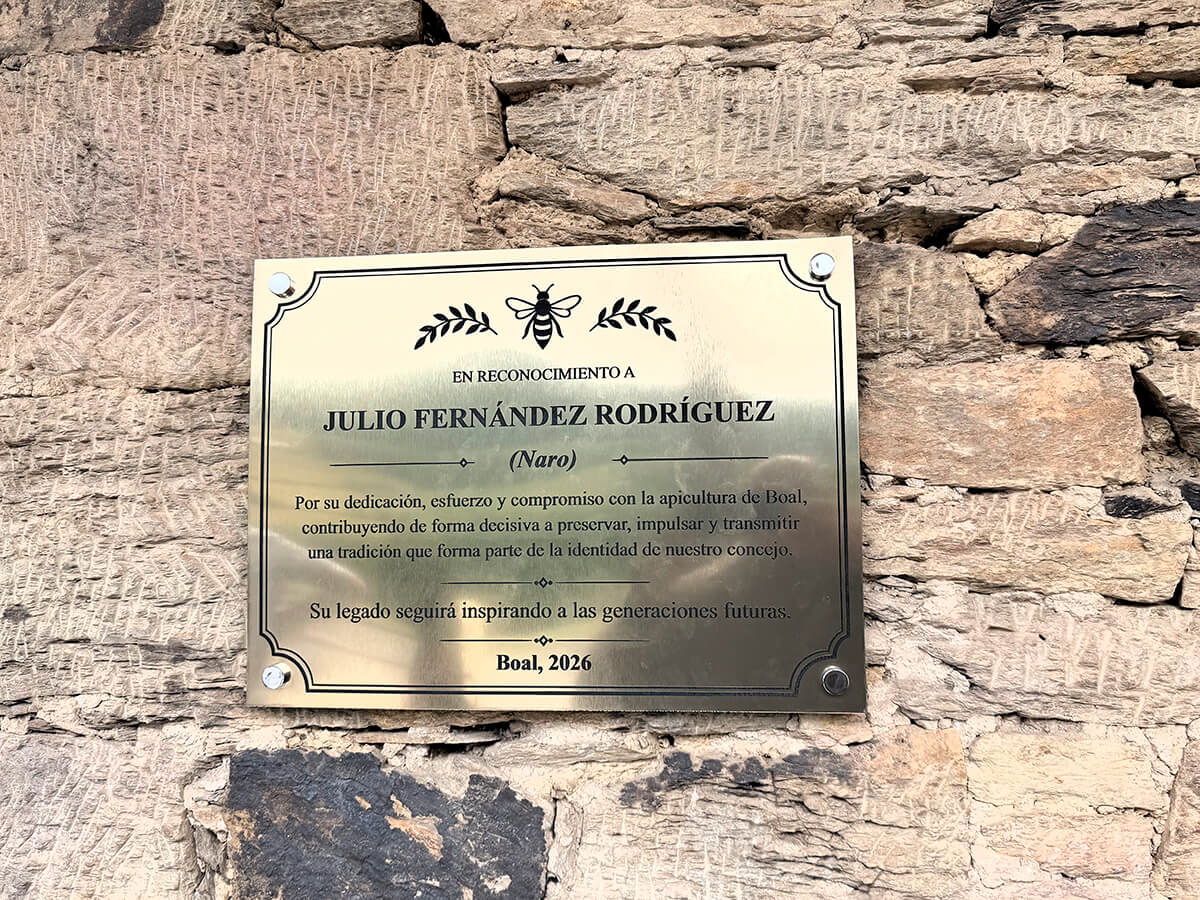 Placa homenaje a Julio Fernández Rodríguez "Naro" en el Museo de la Miel de Boal