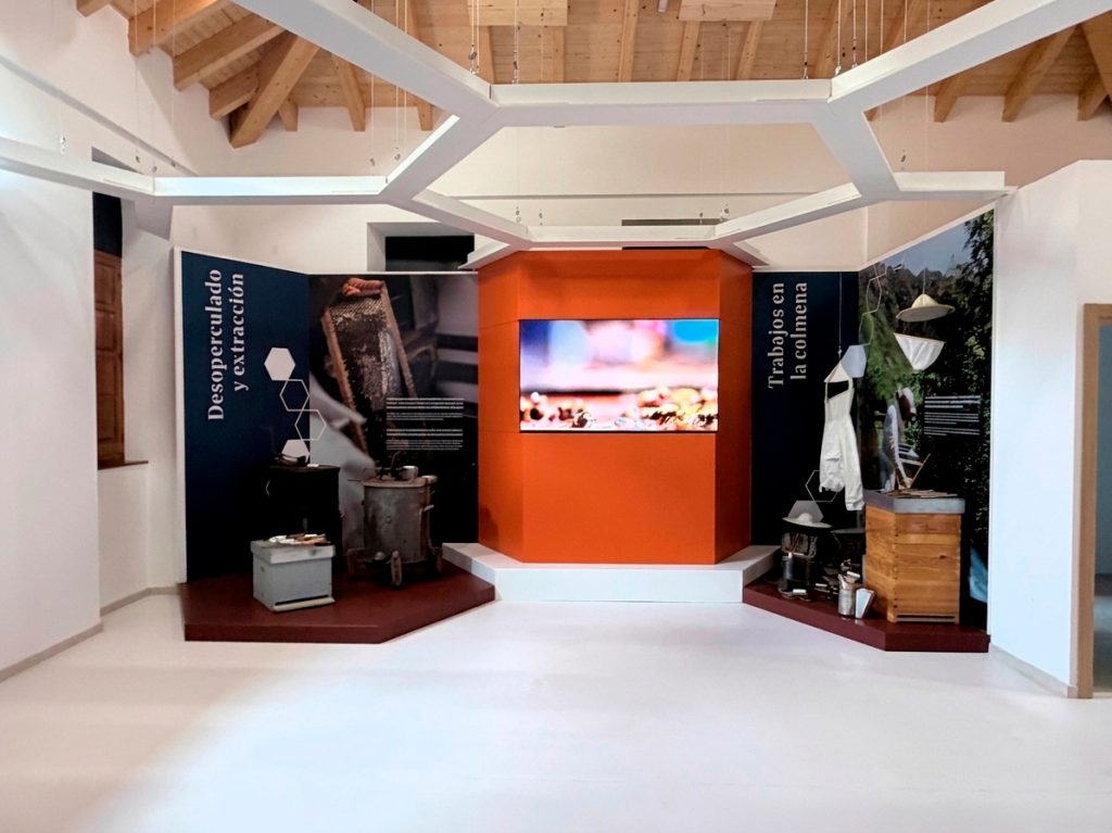 Sala de museografía del Museo de la Miel de Boal, módulos "Desoperculado y extracción" y "Trabajos en la colmena"