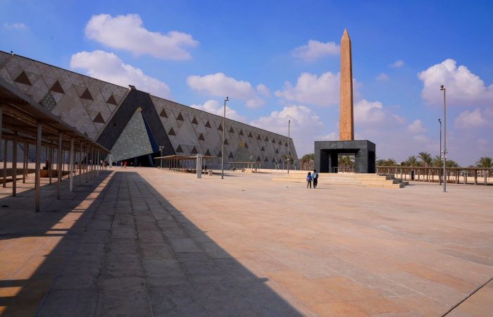 Fachada exterior del Grand Egyptian Museum, ejemplo de producción museográfica internacional