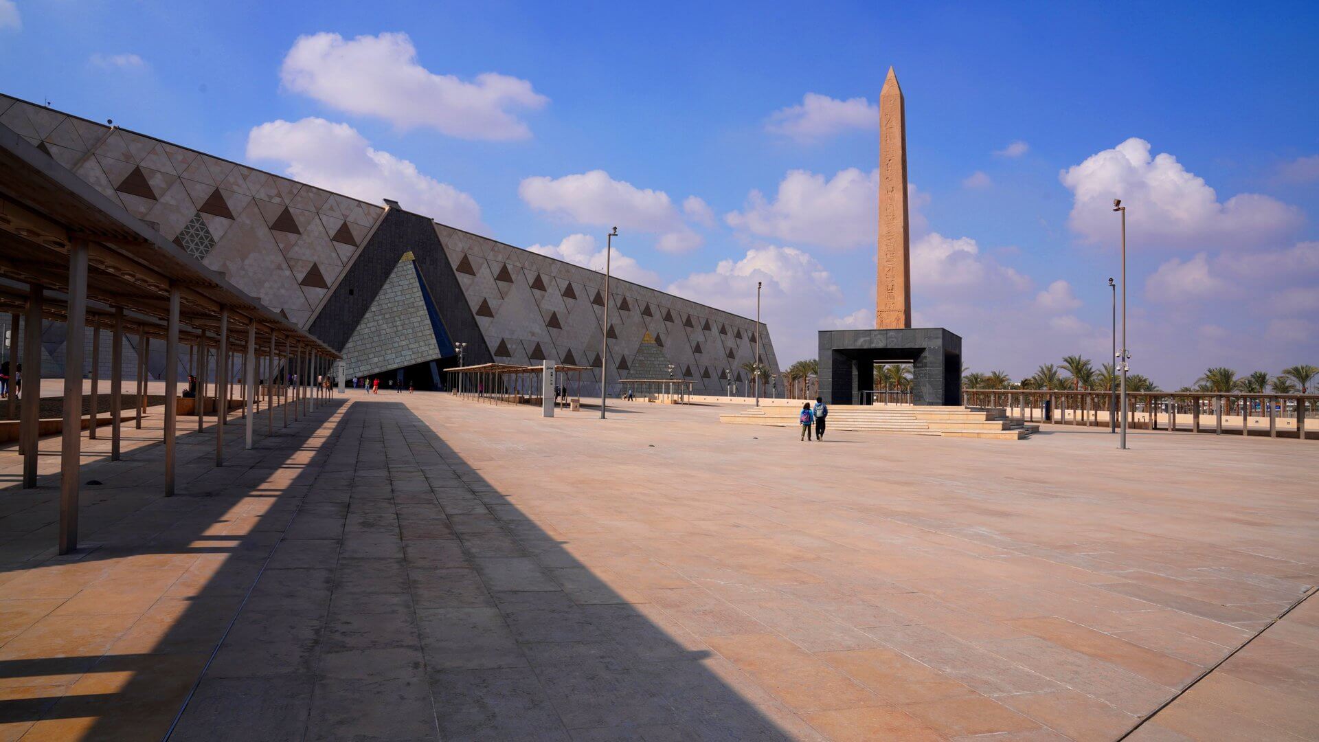 Fachada exterior del Grand Egyptian Museum, ejemplo de producción museográfica internacional