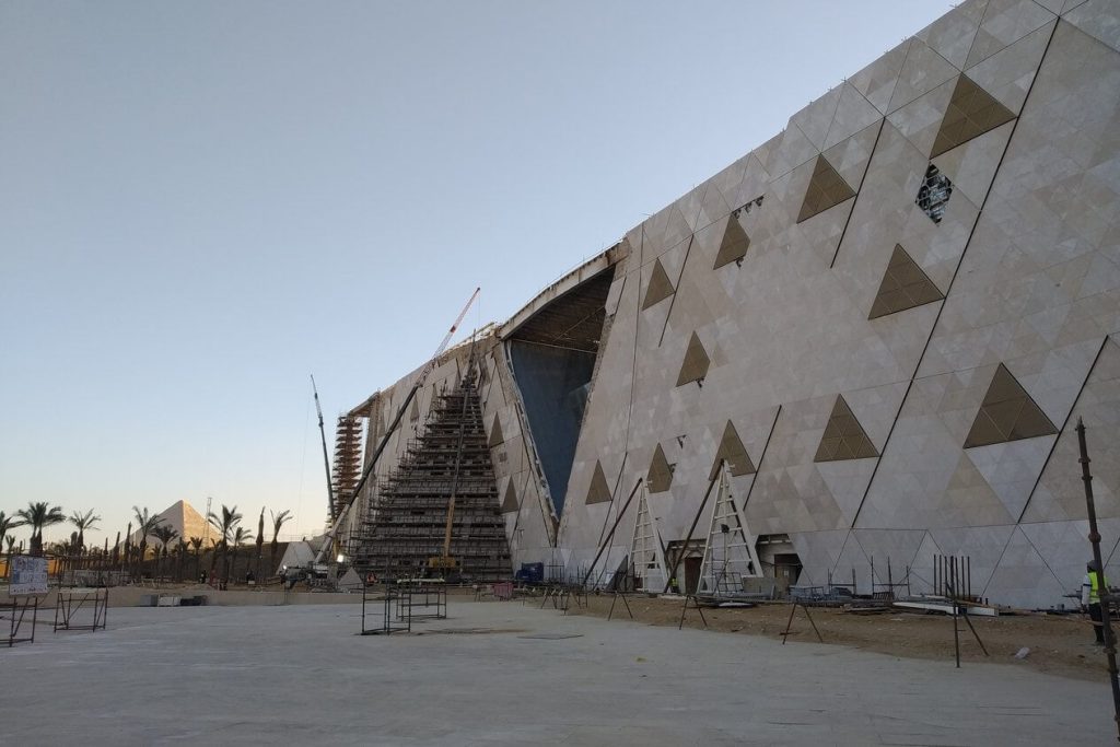 Fachada triangulada del Grand Egyptian Museum durante su construcción