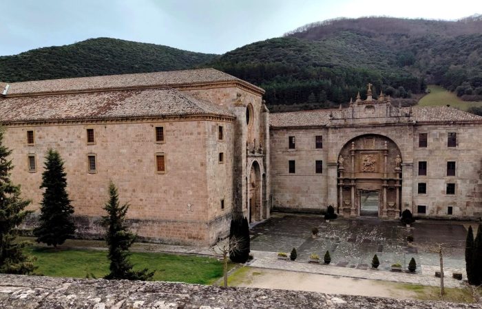 Vista exterior del Monasterio de Yuso, sede de la exposición AutorIA, en San Millán de la Cogolla
