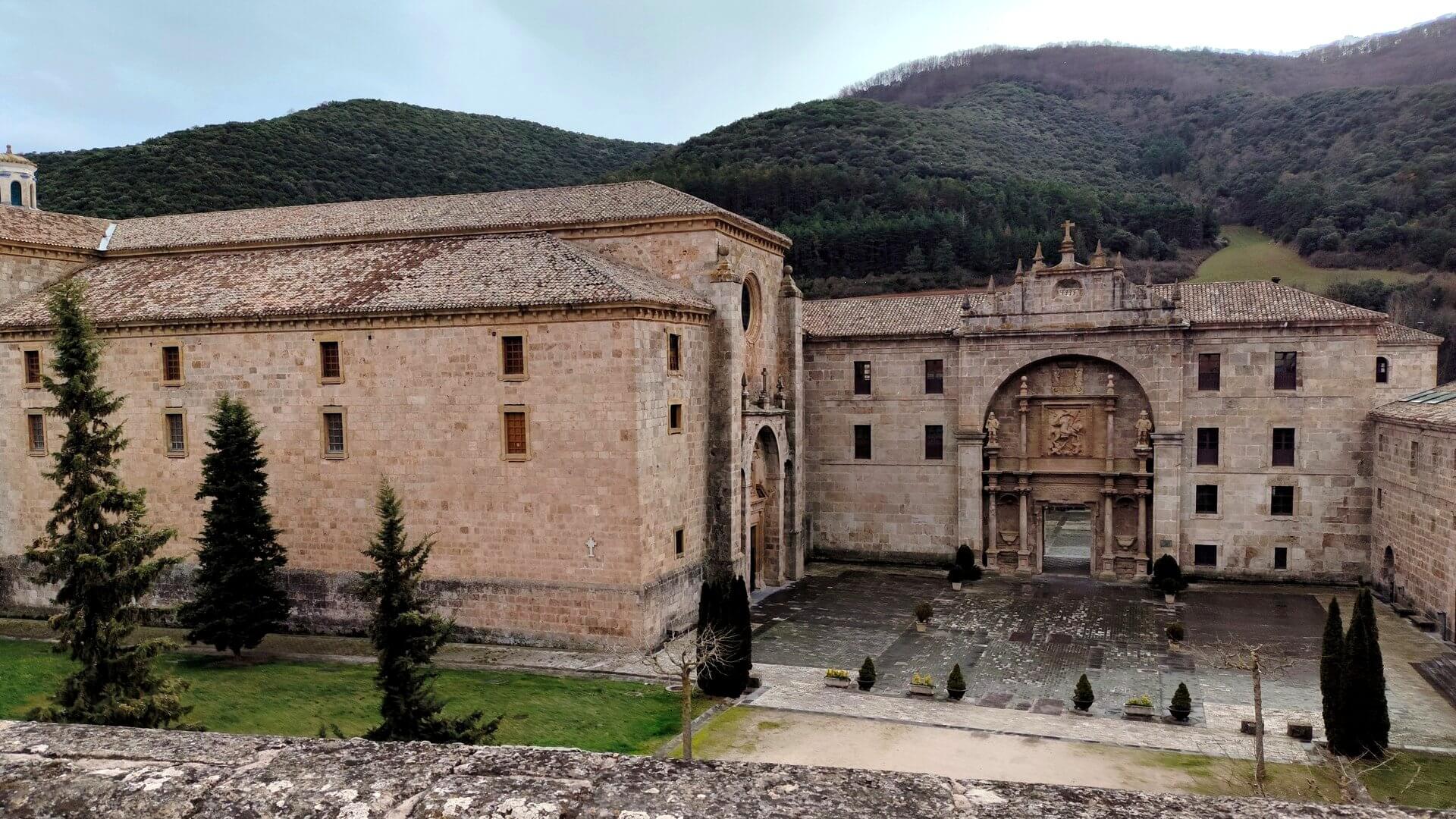 Vista exterior del Monasterio de Yuso, sede de la exposición AutorIA, en San Millán de la Cogolla