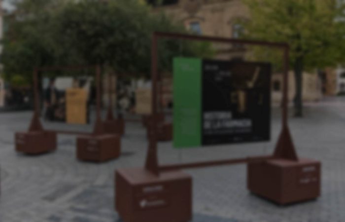 Sistema expositivo itinerante de la exposición Historia de la Farmacia en la plaza de Porlier de Oviedo