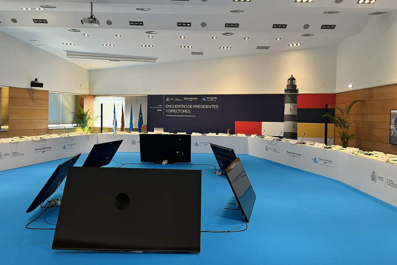 Pantallas de apoyo en el centro de la sala sobre la tarima nivelada, frente al fondo de escenario