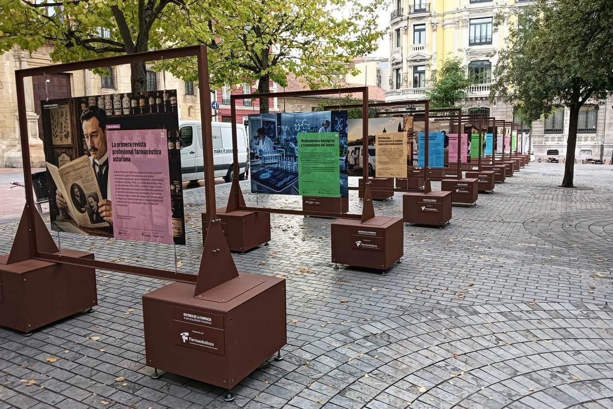 Fila de tótems del sistema expositivo itinerante en la plaza de Porlier