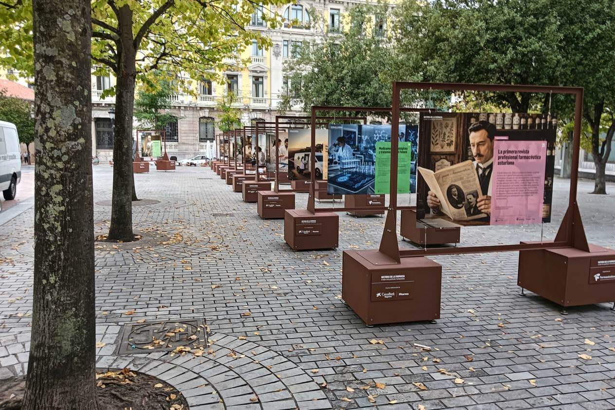 Tótems expositivos de acero entre los árboles de la plaza de Porlier en Oviedo